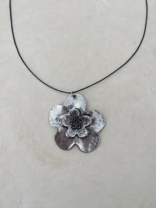 Pendant | Solid Flower Necklace