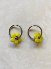 Load image into Gallery viewer, Glass | Flower Earrings

